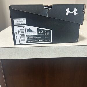 Boys youth 4.5 NIB football cleats